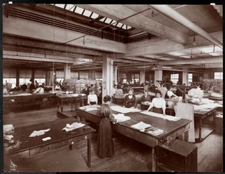 Mujeres trabajando en patrones en la revista McCall